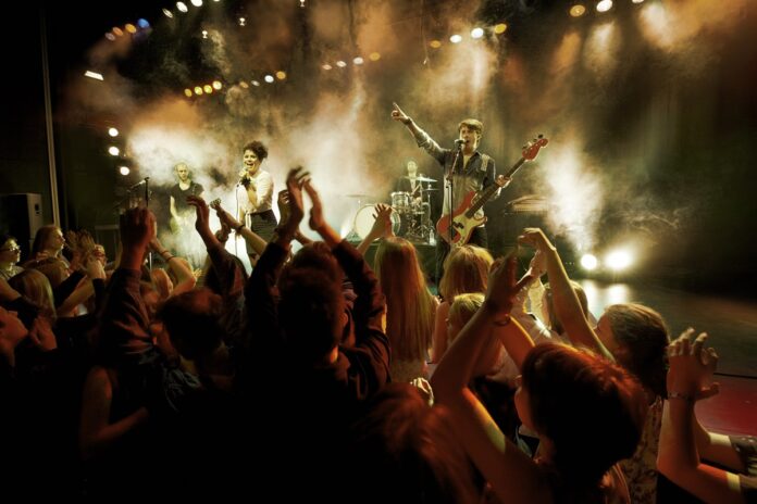 sua-felicidade-pode-estar-no-proximo-show-ou-festival,-sugere-estudo