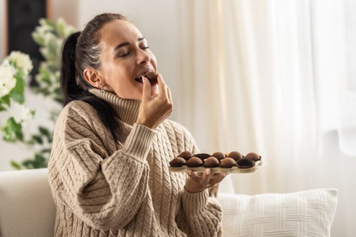 como-cha,-chocolate-e-macas-podem-ajudar-a-reduzir-pressao-sanguinea