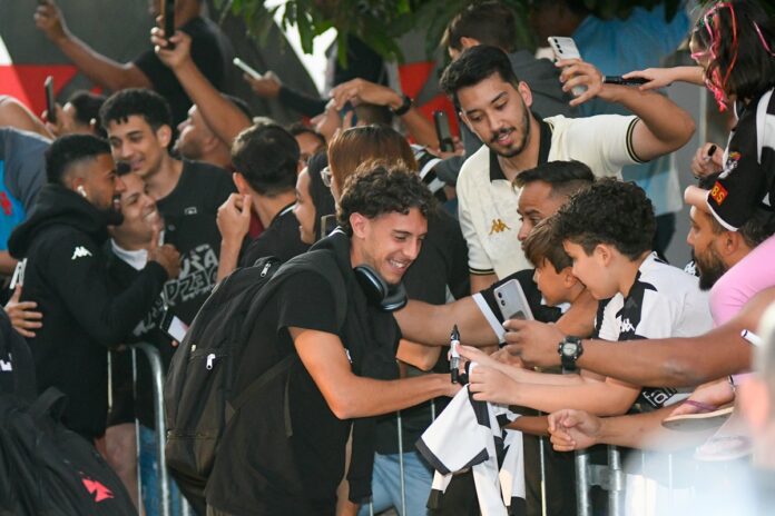 video:-torcedores-do-vasco-fazem-barulho-para-receber-equipe-no-df