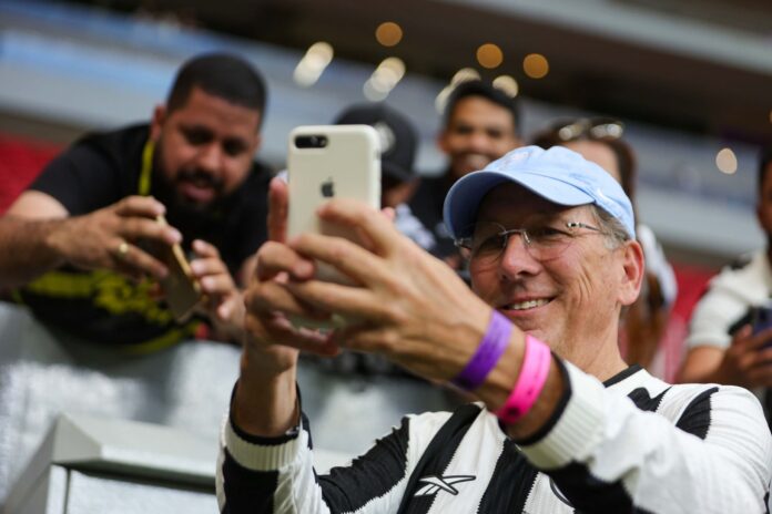 video:-john-textor,-dono-do-botafogo,-interage-com-torcedores-no-df