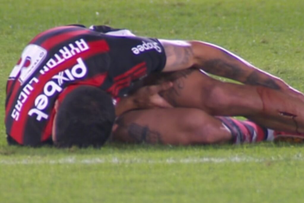 cenas-fortes:-ayrton-lucas-tem-corte-profundo-na-canela-apos-dividida