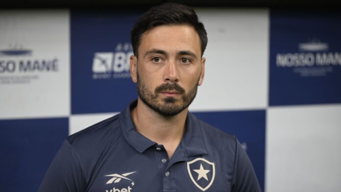 davide-ancelotti-fica-no-banco-em-vasco-x-botafogo-mesmo-sem-estar-inscrito