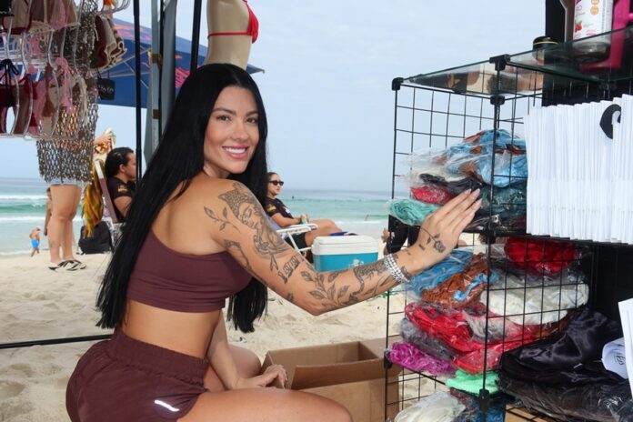 namorada-de-belo-vende-roupas-na-praia:-“nao-tenho-medo-de-trabalhar”