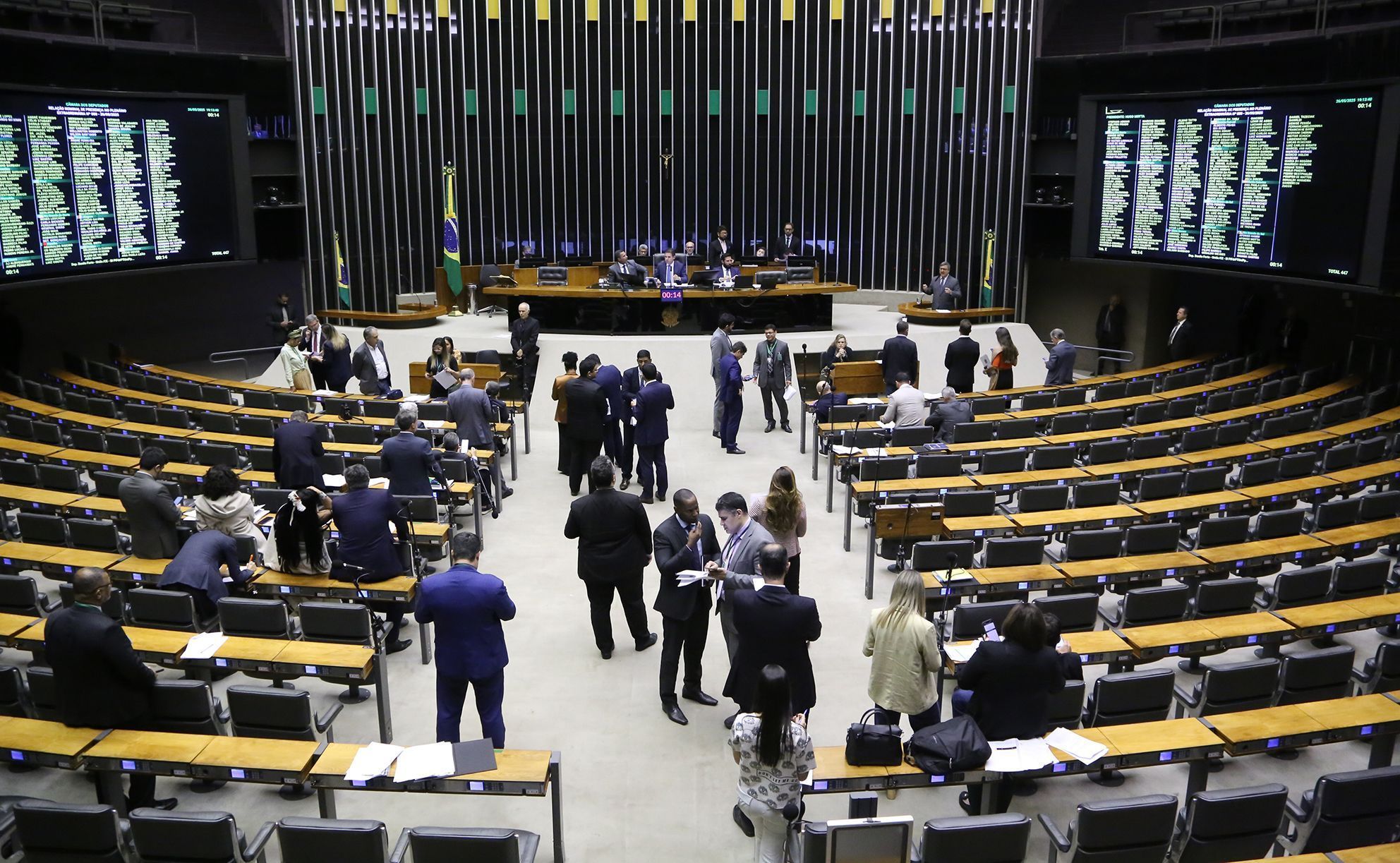governistas-pedem-repudio-a-taxa-de-trump;-oposicao-quer-convocar-ministros