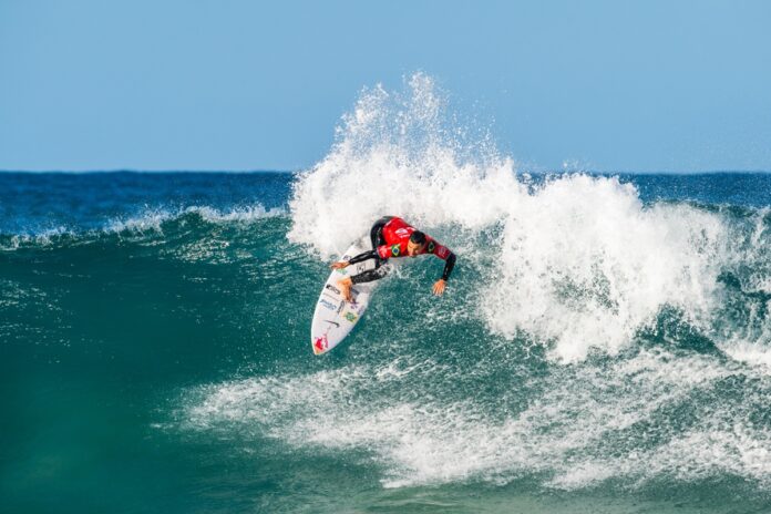 surfe:-italo-ferreira-supera-tubarao,-adversario-e-avanca-na-wsl