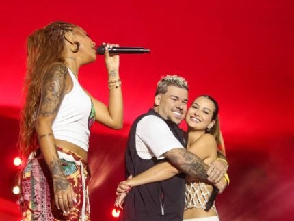 dj-buarque-oficializa-namoro-com-nicolly-massariol-no-palco-do-numanice-em-salvador