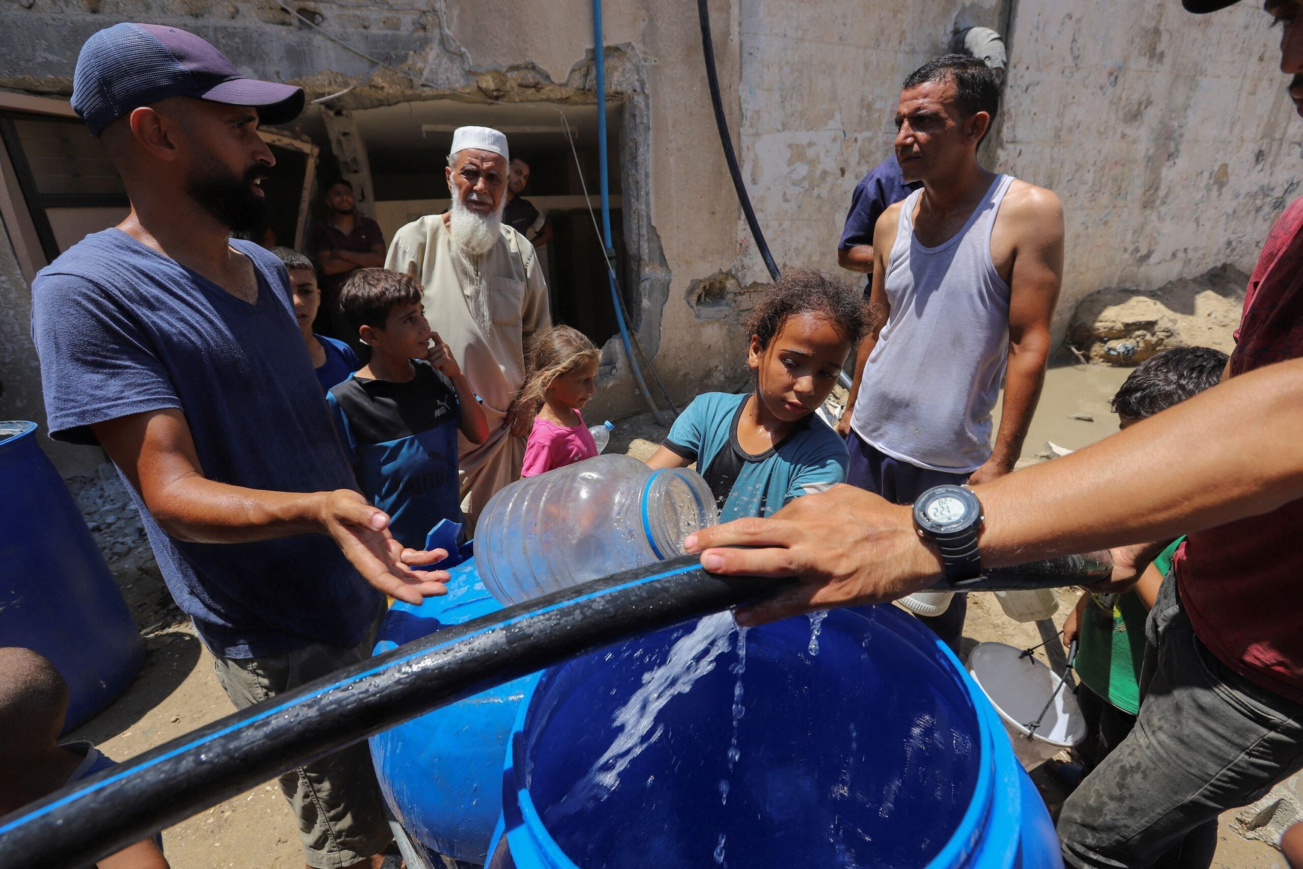 ataque-de-israel-mata-criancas-que-buscavam-agua-em-gaza,-dizem-autoridades