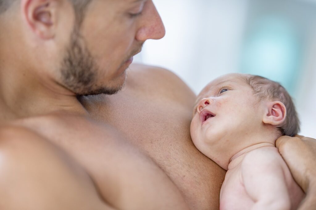 bebe-tem-alteracoes-na-genitalia-apos-contato-com-testosterona-do-pai