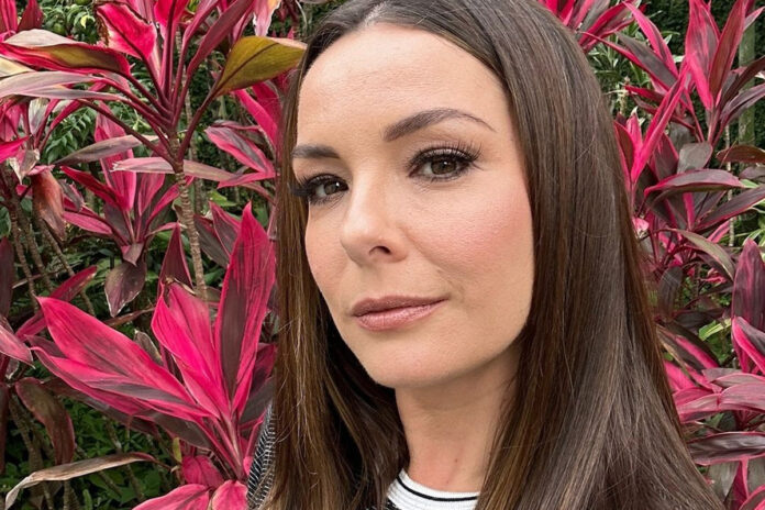 veja-a-primeira-foto-de-regiane-alves-como-iris-abravanel-em-filme-sobre-silvio-santos