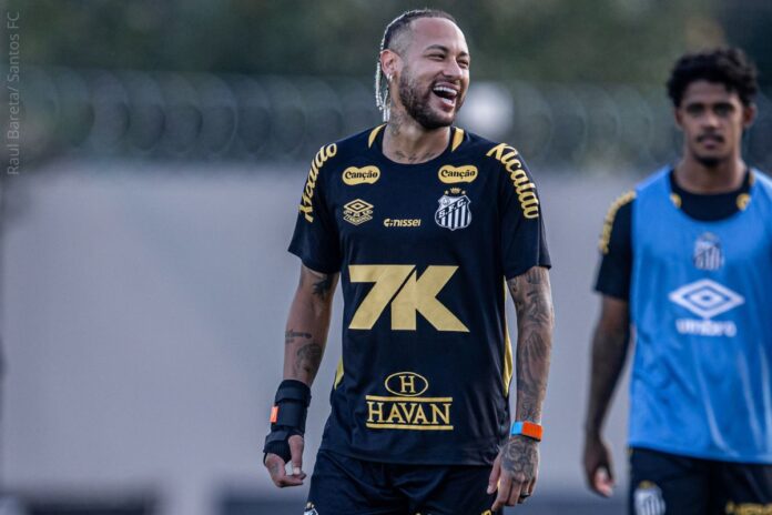 video:-antes-de-jogo-com-flamengo,-neymar-brinca-com-davi-lucca-no-ct
