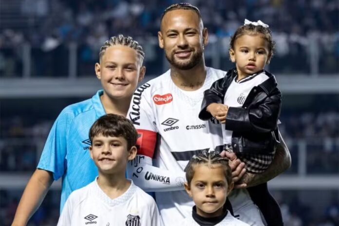 neymar-reencontra-filhos-em-campo-apos-marcar-gol-decisivo-pelo-santos