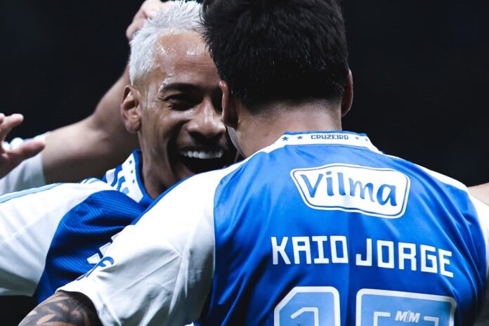 pela-lideranca,-cruzeiro-busca-quebrar-tabu-contra-o-flu-no-maracana