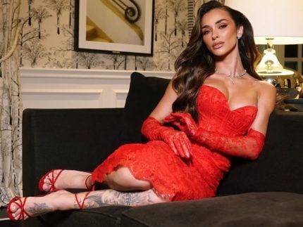 taina-castro-escolhe-vestido-vermelho-para-pre-wedding-com-militao.-saiba-por-que!