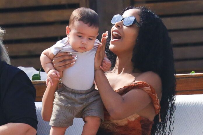 lorena-maria-comemora-cinco-meses-do-filho-com-mc-daniel-na-praia