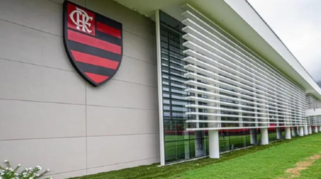 pmrj-e-acionada-por-denuncia-de-invasao-armada-ao-ct-do-flamengo