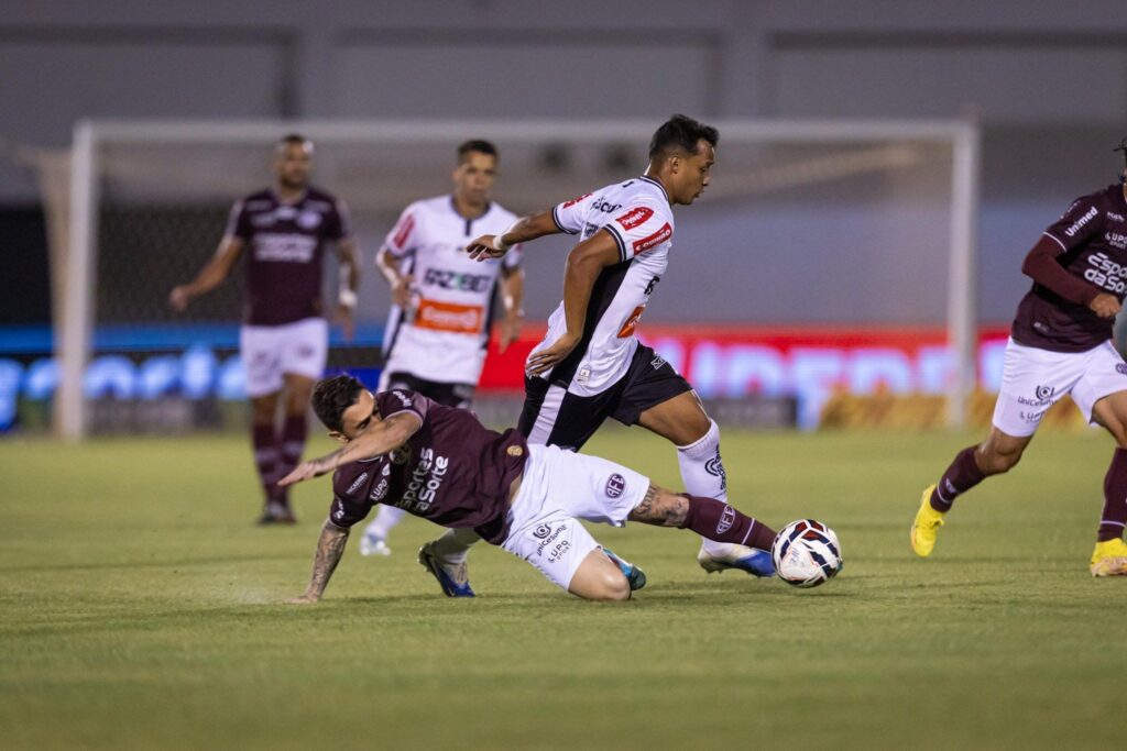 em-jogo-com-quatro-expulsoes,-athletic-vence-a-ferroviaria-pela-serie-b