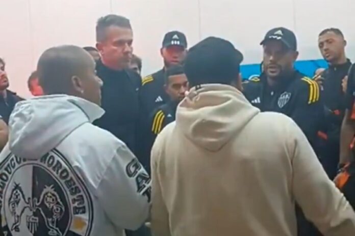 apos-derrota,-torcida-do-galo-cobra-elenco-no-aeroporto.-veja-video
