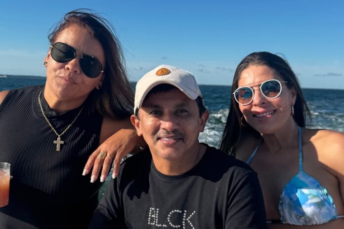 apos-separacao,-manoel-gomes-curte-passeio-de-lancha-com-mulheres