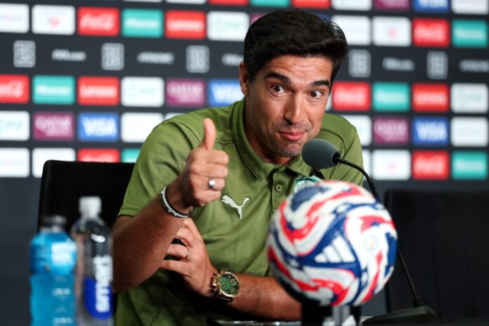“nao-estou-no-palmeiras-por-ser-bonito”,-ironiza-abel-sobre-renovacao