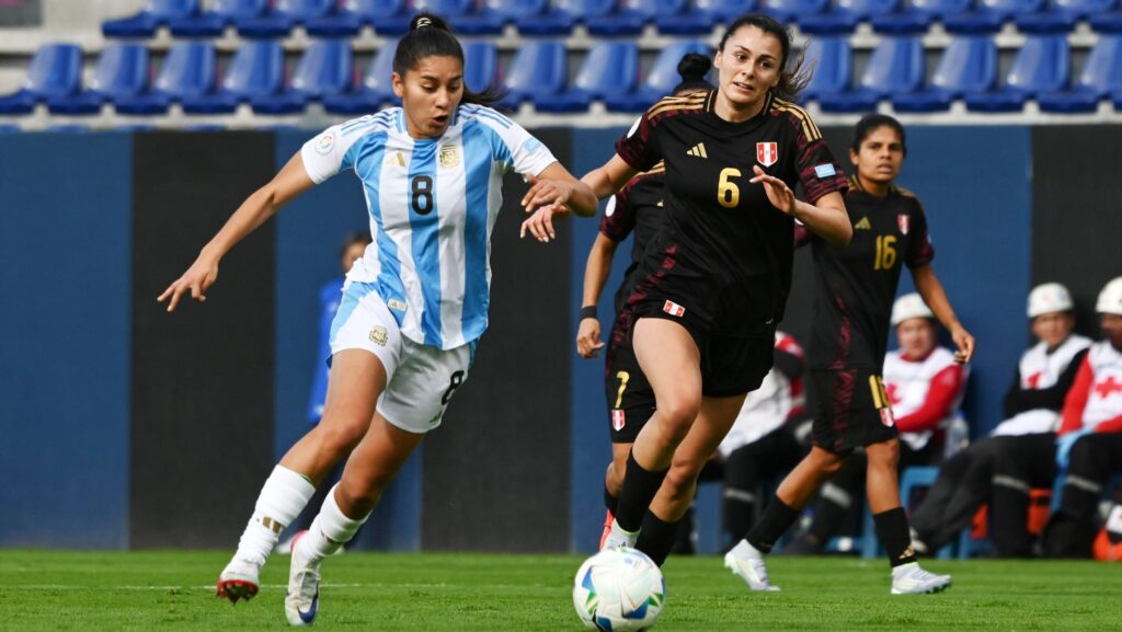 atacante-do-gremio-marca-no-fim-e-argentina-vence-o-peru-pela-copa-america