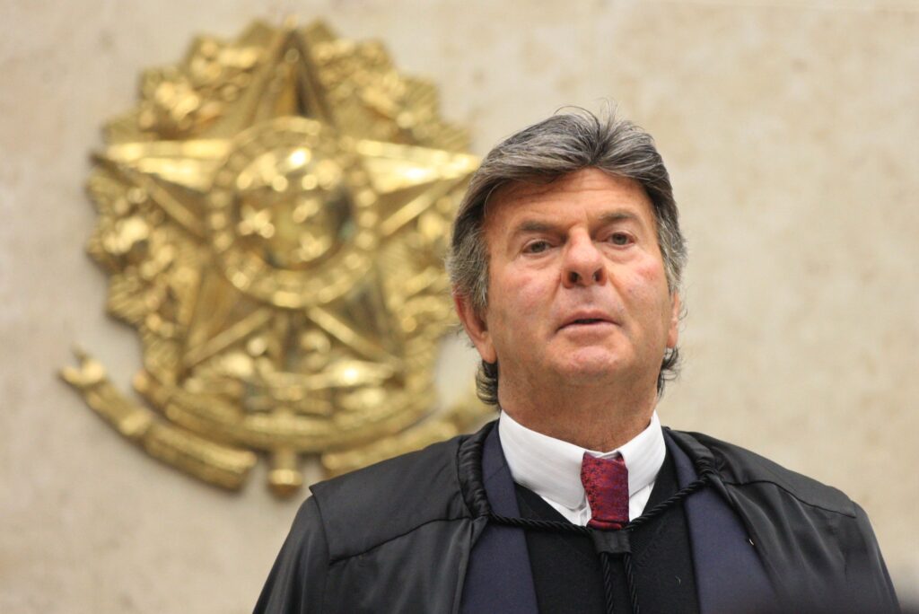 fux-diverge-de-moraes-e-vota-contra-cautelares-impostas-a-bolsonaro