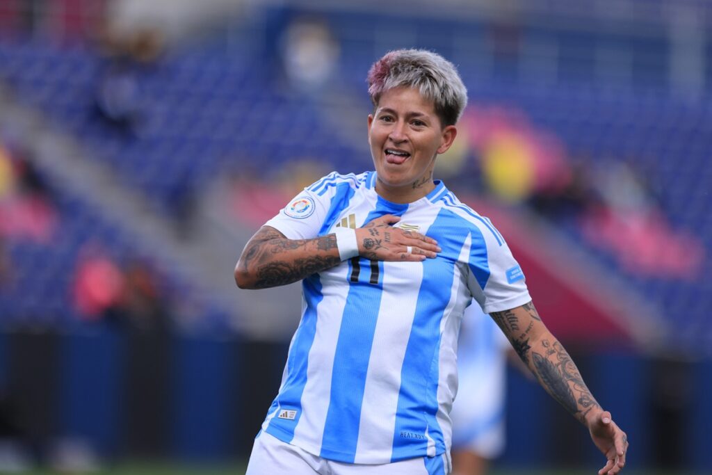 copa-america-feminina:-argentina-vence-o-peru-e-esta-nas-semis