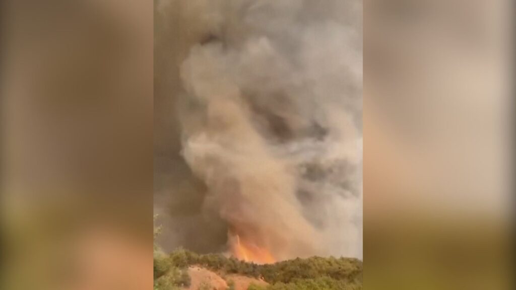 bombeiros-tentam-apagar-tornado-de-fogo-na-turquia;-veja-video