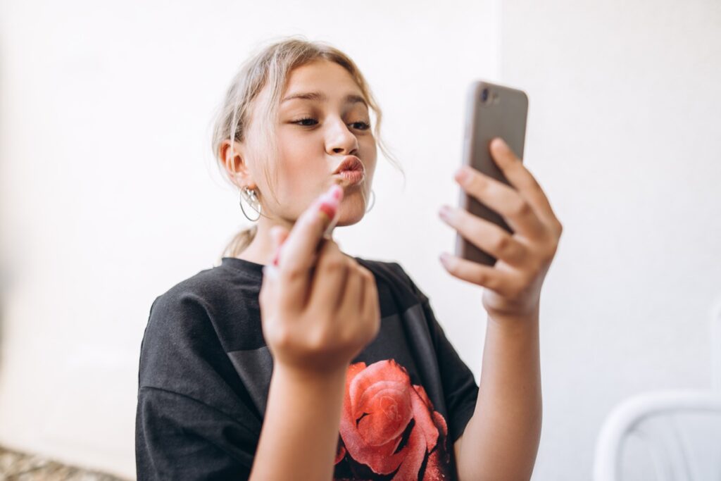 sociedade-medica-orienta-pais-sobre-o-uso-de-cosmeticos-por-criancas