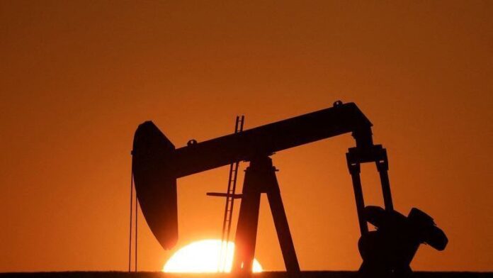 petroleo-fecha-estavel,-com-foco-nas-decisoes-comerciais-dos-eua