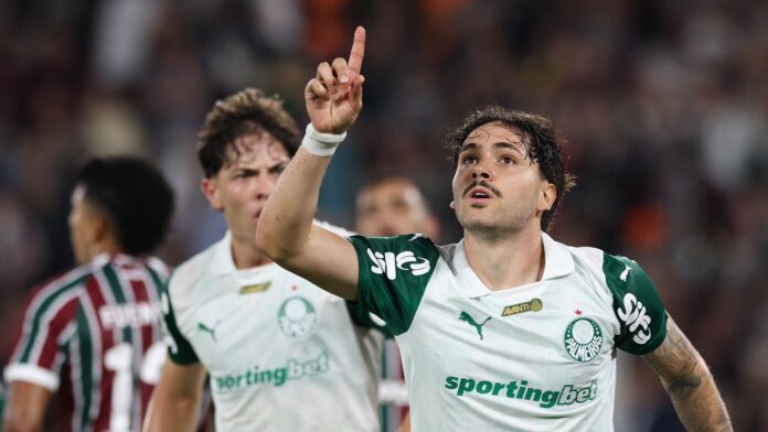 palmeiras-castiga-erros-do-fluminense,-vence-e-volta-a-briga-pela-lideranca