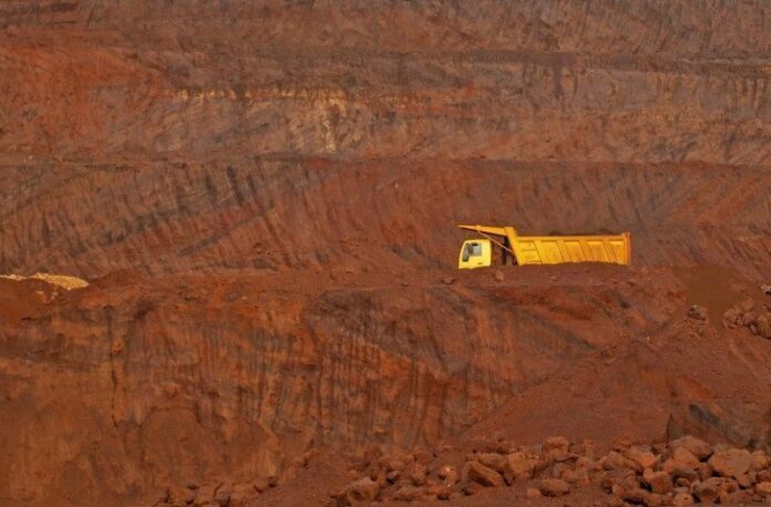 minerio-de-ferro-cai-na-bolsa-de-dalian-com-maior-oferta-e-estoques