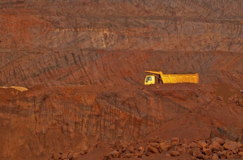 minerio-de-ferro-cai-na-bolsa-de-dalian-com-maior-oferta-e-estoques