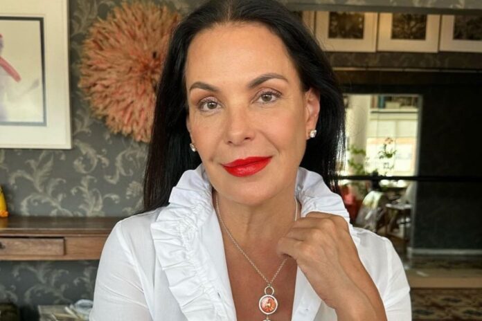 carolina-ferraz-revela-trauma-apos-o-uso-do-“chip-da-beleza”