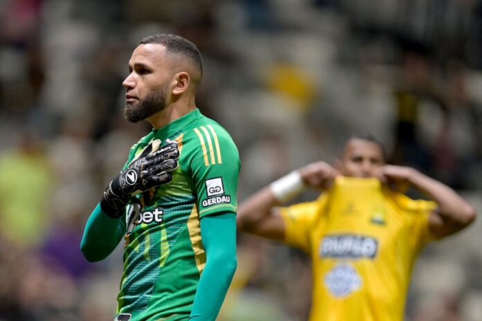 video:-everson-pega-dois-penaltis,-marca-e-classifica-o-galo-na-sula