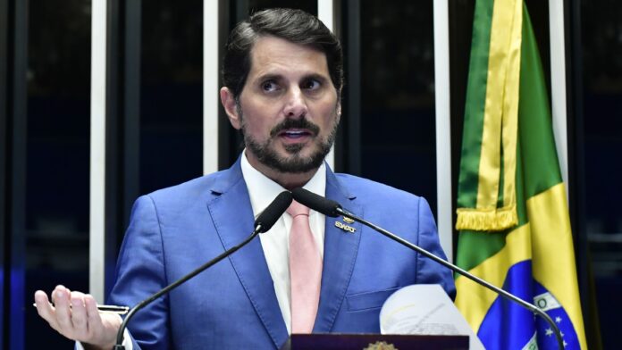 entenda-como-marcos-do-val-viajou-aos-eua-mesmo-com-o-passaporte-bloqueado