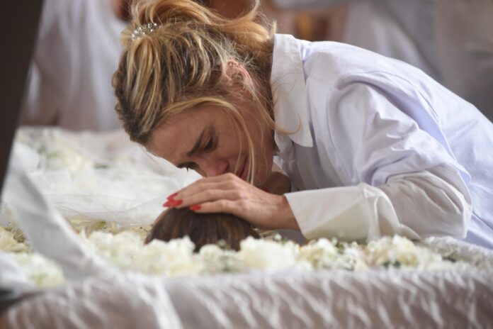 abalada,-carolina-dieckmmann-chora-no-caixao-de-preta-gil em despedida