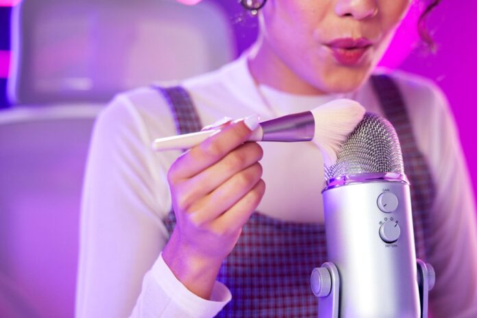 como-o-asmr-virou-refugio-sensorial-para-pessoas-com-ansiedade