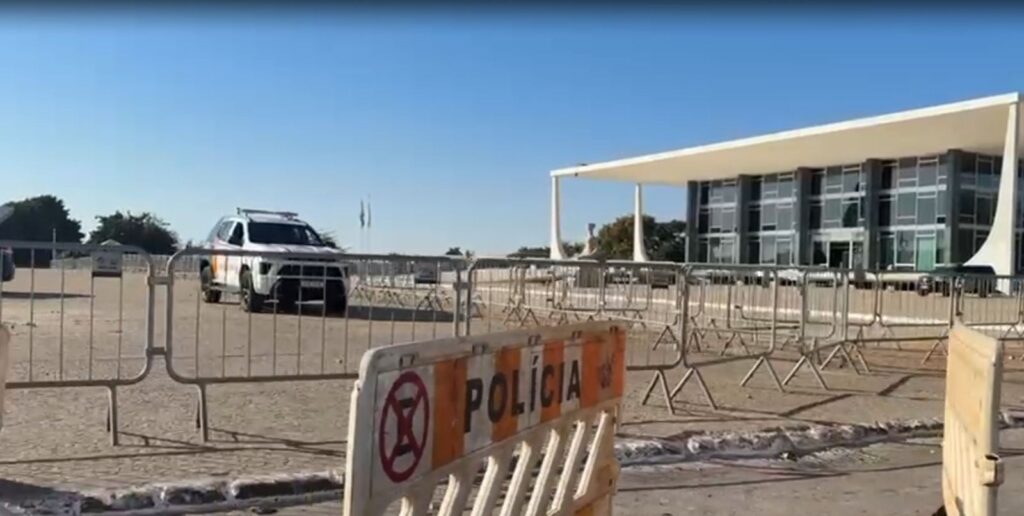 policia-interdita-praca-dos-tres-poderes,-em-brasilia