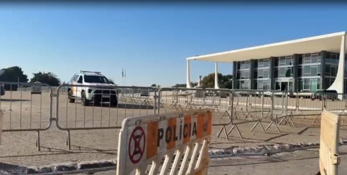 policia-interdita-praca-dos-tres-poderes,-em-brasilia