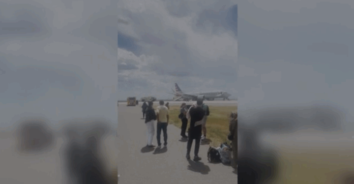 falha-em-aviao-nos-eua-obriga-passageiros-a-descerem-na-pista