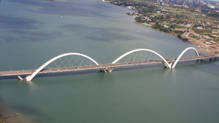 com-camisa-do-brasil,-homem-e-encontrado-morto-no-lago-paranoa,-em-brasilia