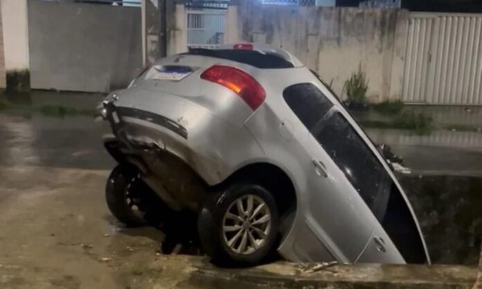 carro-cai-em-canal-durante-a-madrugada-no-recife