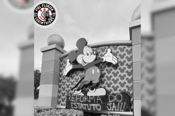 torcedores-do-corinthians-protestam-na-disney:-“fora-ratazanas”