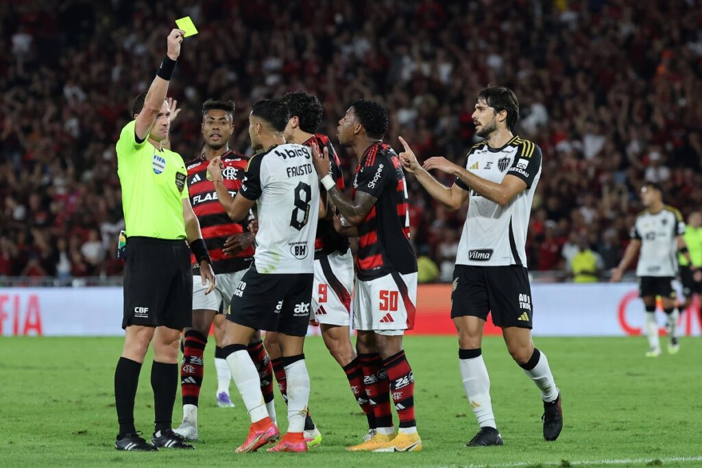 audio-do-var-revela-razao-para-nao-expulsao-em-flamengo-x-atletico-mg