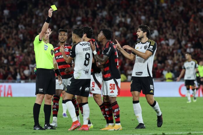 audio-do-var-revela-razao-para-nao-expulsao-em-flamengo-x-atletico-mg