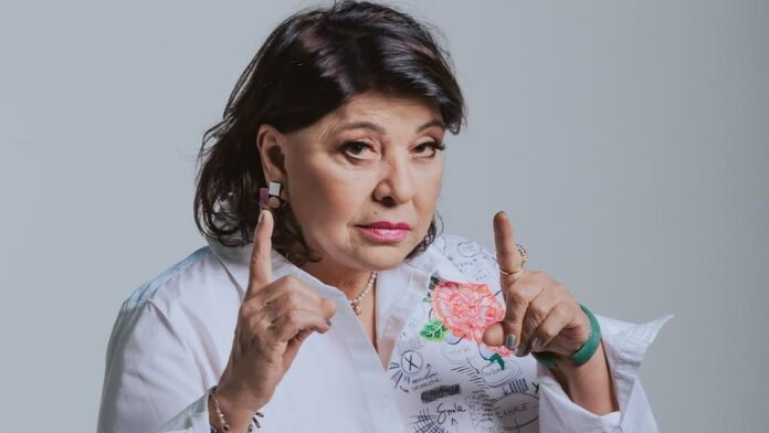 roberta-miranda-rebate-xingamento-em-show:-“sem-educacao”