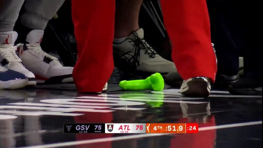 torcedor-arremessa-vibrador-em-quadra-durante-jogo-da-wnba;-veja