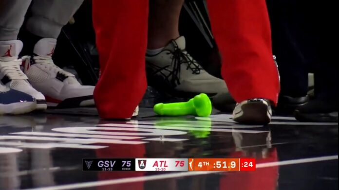 torcedor-arremessa-vibrador-em-quadra-durante-jogo-da-wnba;-veja