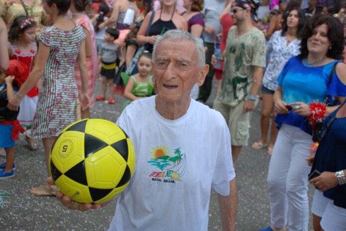 “vovo-das-embaixadas”,-icone-do-maracana,-morre-aos-98-anos-de-idade