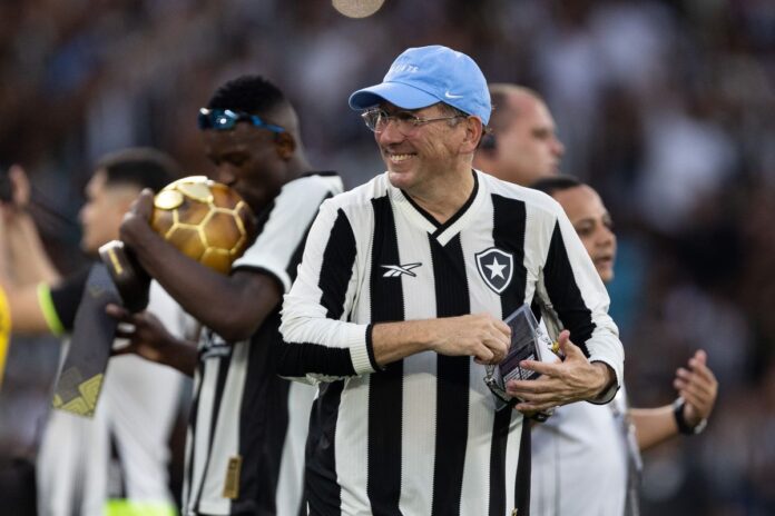 botafogo:-ex-presidente-diz-que-textor-nao-tem-verba-para-manter-saf